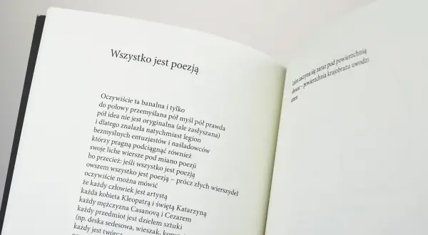 Otwarta książka z tekstem "Wszystko jest poezją". Wiersze o rozstaniu, które są wszędzie, nawet w codziennych przedmiotach.