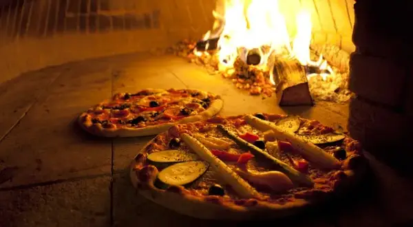 Jak podgrzać pizzę bez piekarnika i mikrofali, zachowując jej chrupkość?