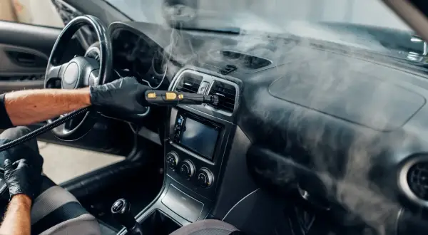 Czym czyścić auto w środku? Poradnik: profesjonalny efekt DIY