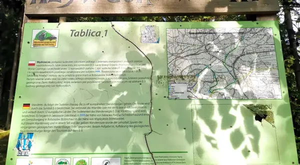 Tablica 1 na szlaku E-3, prowadzącym przez Góry Wałbrzyskie, opisuje geologiczne cuda regionu.