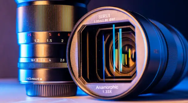 Dwa obiektywy, jeden z oznaczeniem "Anamorphic 1.33X", pokazują, czym jest obiektyw anamorficzny i jego możliwości.