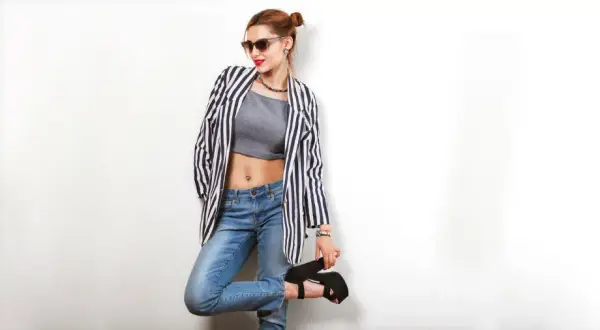 Bluzka w paski z czym nosić – stylizacje, które zachwycą każdego