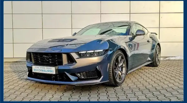 Nowy Ford Mustang w ciemnoniebieskim kolorze, zaparkowany przed salonem BCH Chwaliński Opole.