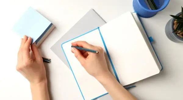 Zeszyt dla leworęcznych czym się różnią – wybierz najlepszy dla siebie