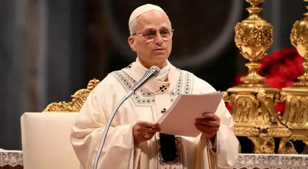 Biskup w szatach liturgicznych czyta tekst modlitwy "Anioł Pański".