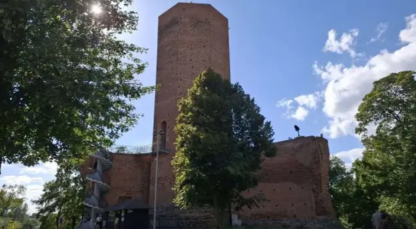 Zamek w Kruszwicy: Fascynująca historia i tajemnice, które musisz poznać