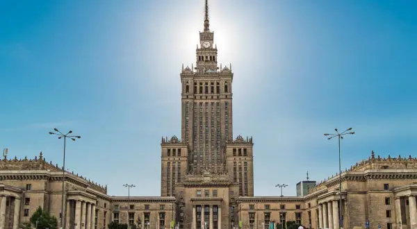 Imponujący Pałac Kultury i Nauki w Warszawie, którego wysokość dominuje nad miastem, w słoneczny dzień.
