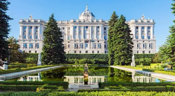 Palacio Real de Madrid, un lugar ideal para incluir en tus 10 cosas que hacer en Madrid. Jardines y estanque con reflejos.