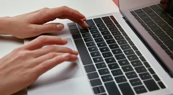 Jak naprawić myszkę w laptopie - skuteczne sposoby na problemy z touchpadem