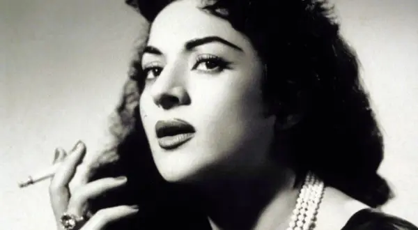 Lola Flores, icónica artista, fumando un cigarrillo. Su lucha contra el cáncer fue un capítulo difícil en su vida.