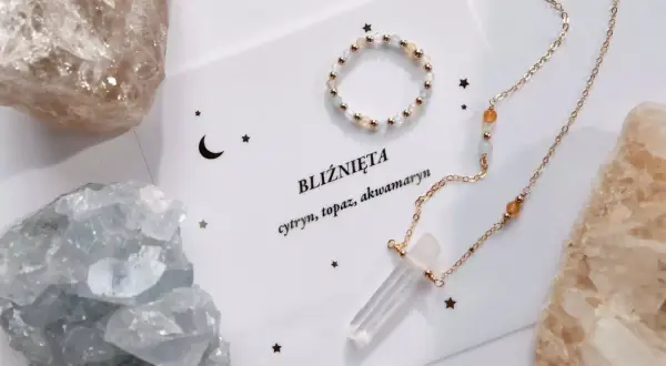 Delikatna biżuteria z kamieni naturalnych, w tym cytrynu i akwamarynu, otoczona surowymi kryształami. Idealny zestaw dla bliźniąt, symbolizujący ich unikalną więź.