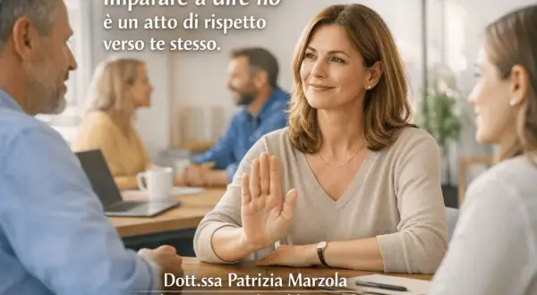 Una donna alza la mano in segno di stop, mostrando la psicologia del non saper dire di no. È un atto di rispetto verso se stessi.