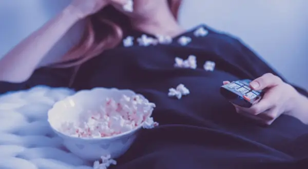 Filmy które trzymają w napięciu – najlepsze thrillery, które zaskoczą
