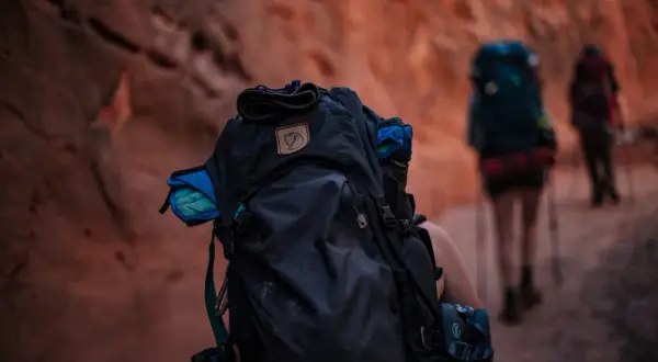 Trekking co to? Wędrówka przez kanion z plecakami i kijkami. Przygoda na łonie natury.