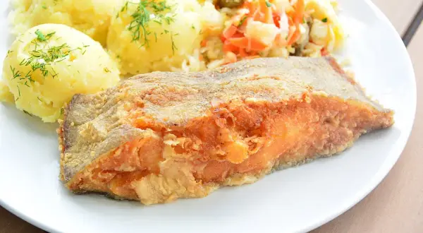 Smażony halibut ryba w panierce, podany z purée ziemniaczanym i surówką. Pyszny obiad!