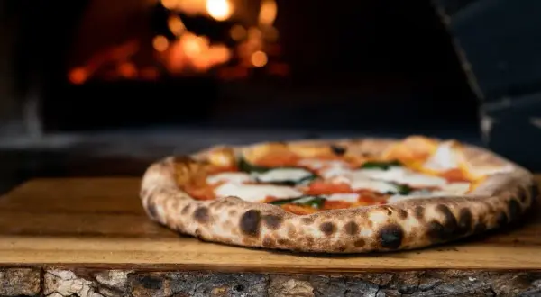 Ile minut piec pizzę, aby uzyskać idealny smak i chrupkość?