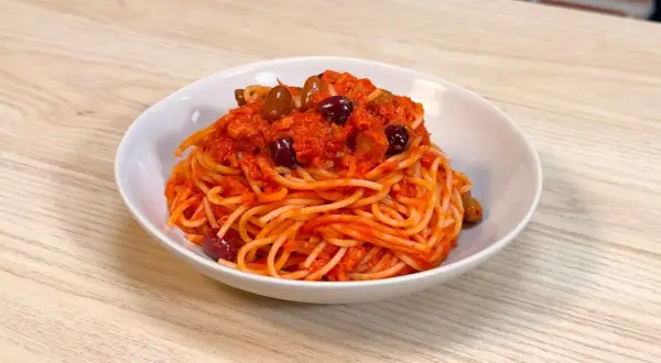 Spaghetti al sugo rosso con tonno e olive nere, un piatto semplice e gustoso.