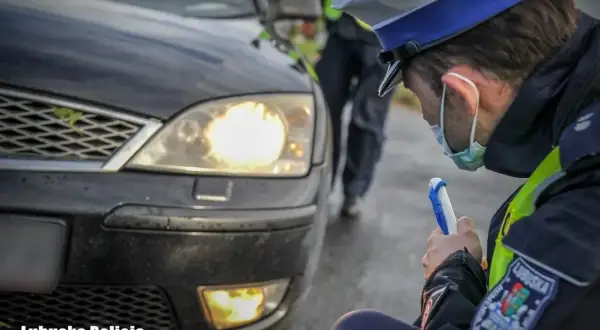 Policjant sprawdza, czy ledy pod autem są legalne. Mundurowy z Lubuskiej Policji bada oświetlenie pojazdu.