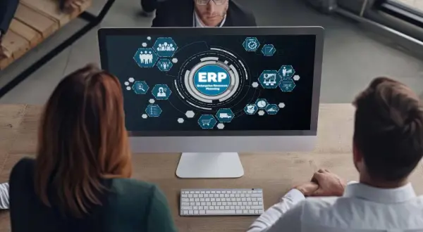Ludzie analizują na ekranie schemat systemu ERP, który usprawnia zarządzanie firmą, w tym rozliczenia z ZUS.