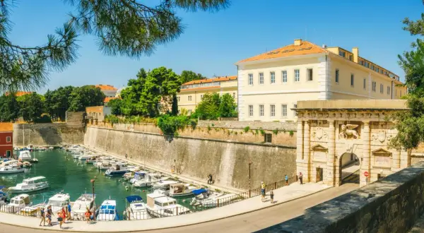 Port w Zadarze z łodziami i zabytkową bramą. Wspaniałe zadar okolice atrakcje czekają na odkrycie!