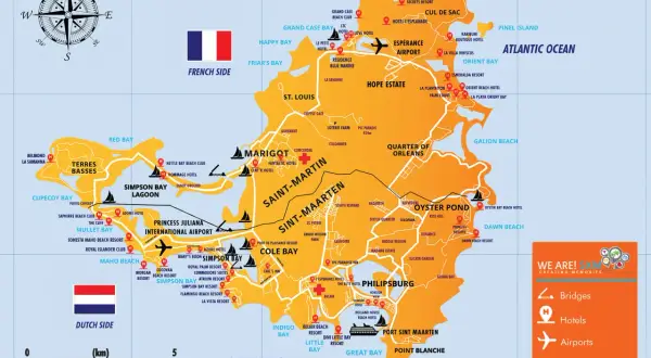 Mapa wyspy Świętego Marcina z zaznaczonymi hotelami, lotniskami i plażami.