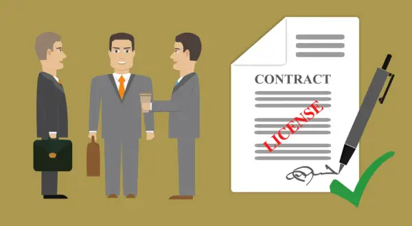 Trzech biznesmenów przygląda się dokumentowi z napisem "CONTRACT" i czerwonym stemplem "LICENSE". Obok widnieje długopis i zielony znacznik.