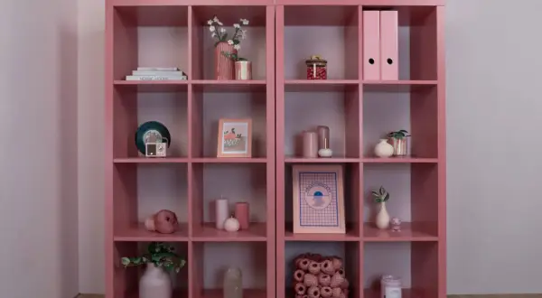 Deux étagères modulables roses, idéales pour customiser et relooker une chambre. Décorées avec des objets déco tendance.