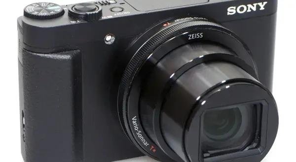 Czarny, dobry aparat kompaktowy z dużym zoomem, z obiektywem Zeiss Vario-Sonnar T*.