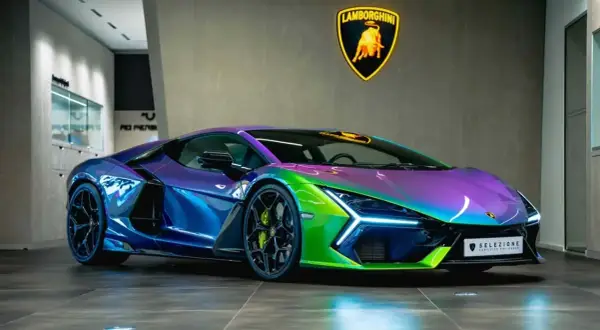 Lamborghini che cambia colore, un capolavoro cangiante dal blu al viola, verde brillante sul cofano.