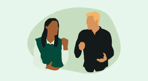 Två personer diskuterar, kanske under en ledarskapsutbildning online gratis.