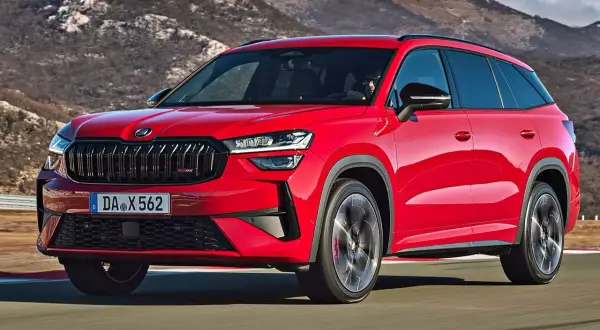 Czerwona Skoda Kodiaq RS w ruchu, idealna dla rodziny. Sprawdź atrakcyjną skoda kodiaq cena.