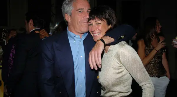 Jeffrey Epstein i Ghislaine Maxwell, znani z kontrowersyjnych powiązań.