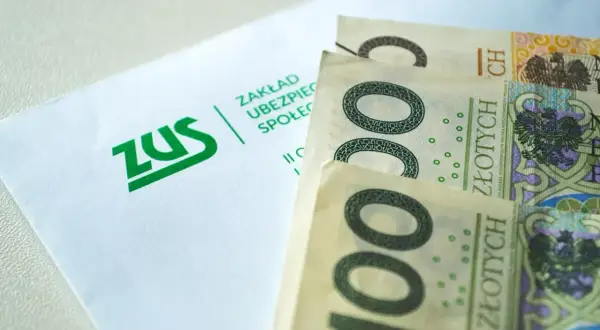 ZUS i banknoty 100 zł. Dokumenty ZUS i pieniądze symbolizują świadczenie wspierające punkty.