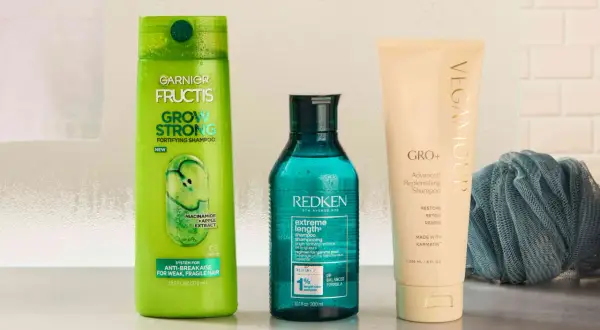 Szampony do włosów: Garnier Fructis Grow Strong, Redken Extreme Length i Vegamour GRO+. Naturalna pielęgnacja dla mocnych włosów.