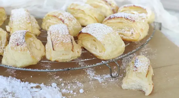 Pyszne ciasto półfrancuskie serowe - prosty przepis krok po kroku