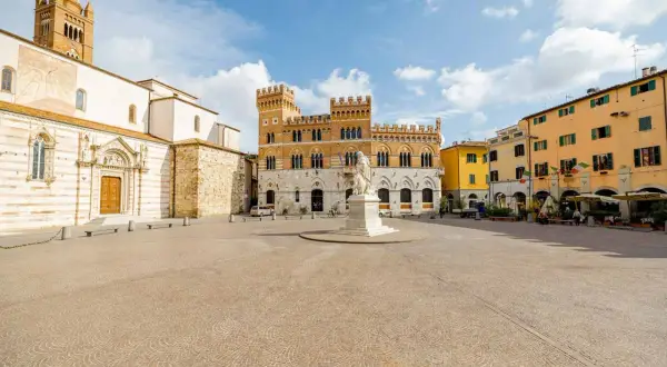 Piazza del Popolo a Grosseto: Duomo, Palazzo Aldobrandeschi e statue. Perfetto per scoprire cosa vedere a Grosseto in un giorno.