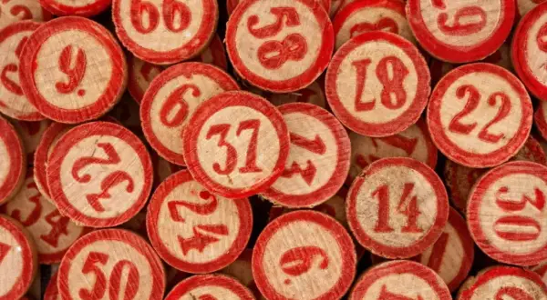 Tanti numeri su tessere di tombola, un anniversario di matrimonio numero smorfia napoletana.