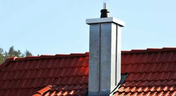 Koszt obróbki komina blachą: Od 500 do 1500 zł planuj budżet!