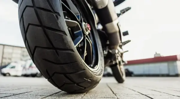 Jakie ciśnienie w oponach motocyklowych zapewni bezpieczeństwo na drodze?