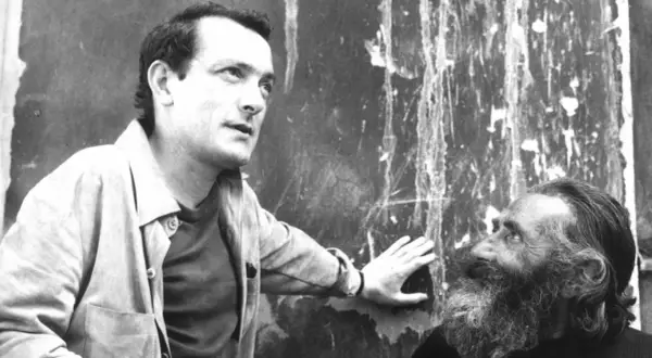 Konrad Swinarski i jego dziady, wpatrzeni w tajemniczą ścianę.