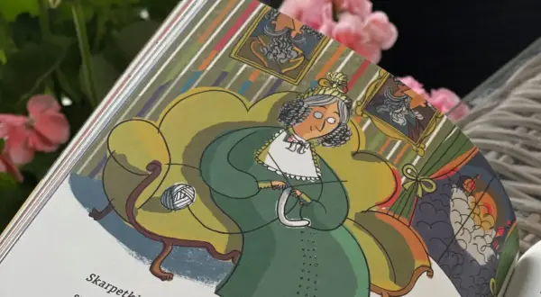 Ilustracja z książki "Sekretna historia skarpetek". Starsza pani w zielonej sukni siedzi na fotelu i dzierga.