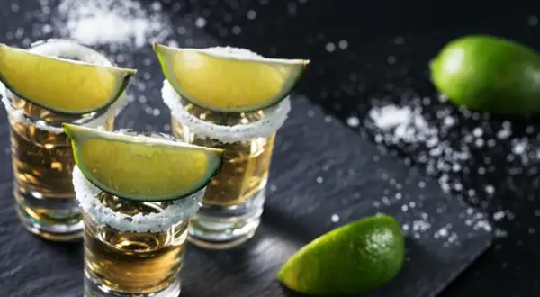 Jak pić tequila shoty: najlepsze metody i sekrety smaku