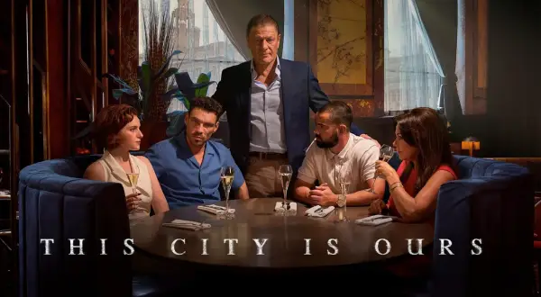 Fünf Personen sitzen an einem runden Tisch in einem eleganten Restaurant. Der Titel "This City Is Ours" deutet auf eine Geschichte über Macht und Einfluss hin.