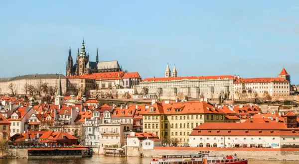 Widok na Pragę z rzeką i statkiem. Czy Czechy są bezpiecznym krajem? Tak, to piękny i bezpieczny kraj.