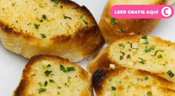 Pan de ajo con queso, crujiente y dorado, con perejil picado. ¡Un aperitivo irresistible!