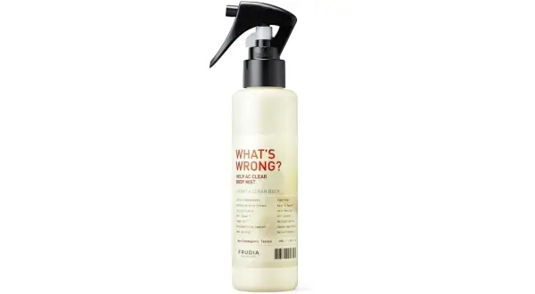 Biała butelka z atomizerem, na której widnieje napis "WHAT'S WRONG? HELP AC CLEAR BODY MIST". To body mist, który pomaga oczyścić skórę.