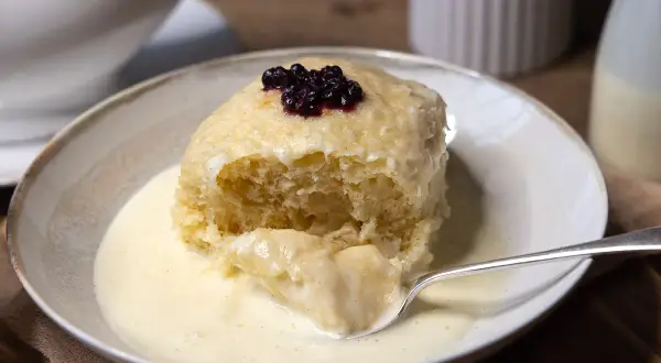 Ein fluffiger Dampfnudel-Kloß mit Blaubeeren und Vanillesauce. Ein köstliches Dampfnudeln Rezept zum Nachmachen.