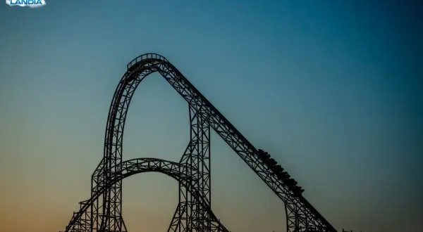 Największy drewniany rollercoaster na świecie w Energylandii, z wagonikami wspinającymi się po stromym wzniesieniu.