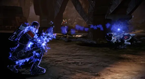 Żołnierz w niebieskiej poświacie walczy z maszyną. Ten moment z Mass Effect poradnik pokazuje kluczową walkę.
