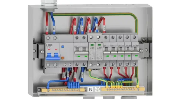 Wnętrze metalowej skrzynki elektrycznej z widocznym głównym wyłącznikiem 32A i kilkoma mniejszymi wyłącznikami 16A, wszystko starannie okablowane.
